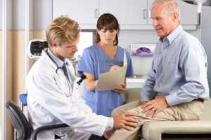 Doctor-Examining-Male-Patient--41853490
